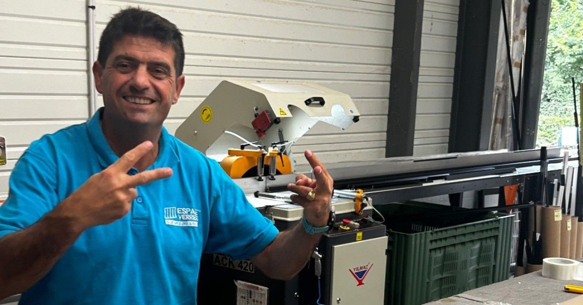 Opérateur d'Espace Verrière dans l'atelier de fabrication