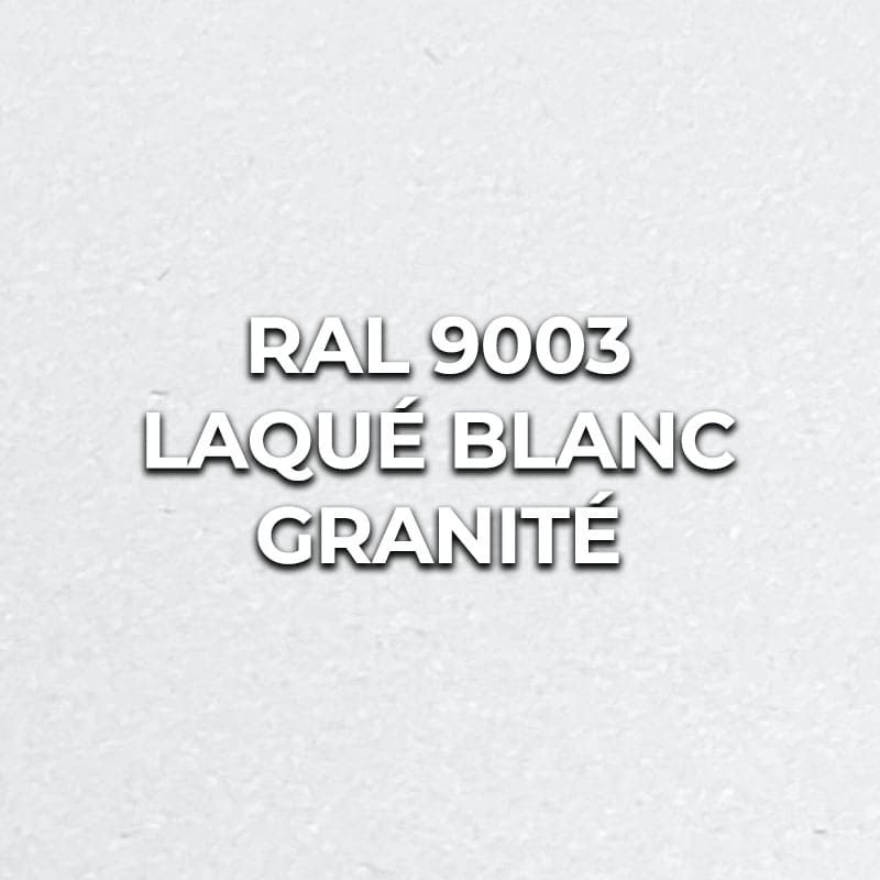 Gros plan d'un profil alu RAL 9003 laqué blanc granité