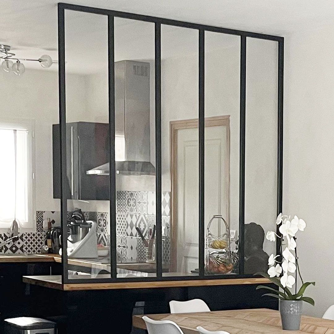 Verrière atelier grands carreaux entre cuisine et salle à manger