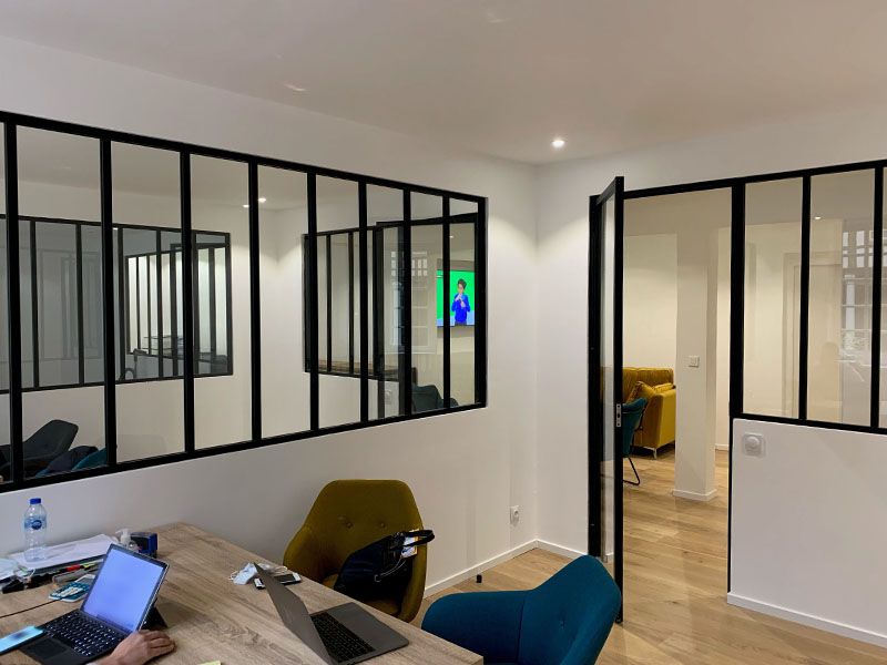Verrières et porte battante dans bureau